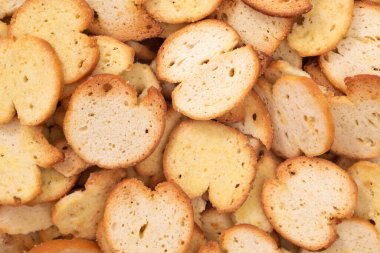 Atıştırmalık olarak fırın ürünlerinden kraker yakın çekim. Üst görünüm