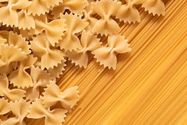 Çiğ farfalle makarna ve spagetti, üst manzara..