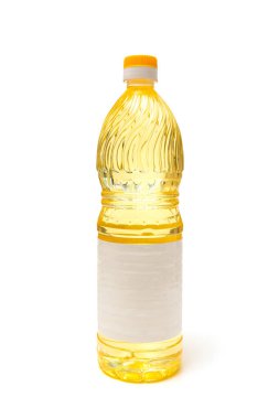 Plastik şişedeki bir şişe ayçiçeği yağı beyaza izole edilmiş..