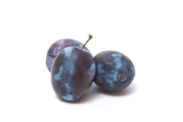 Свежие спелые сливы из сада изолированы на белом фоне.