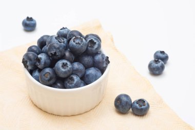 Arka planda bir kase taze yaban mersini, yakın plan. Organik meyveler.