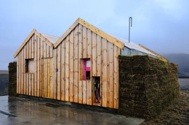 İzlanda 'daki ahşap benzin istasyonu mavi gökyüzüne karşı.