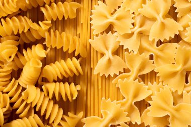 Kuru farfalle spagettisine yakın çekim. Pişmemiş makarna, un ürünleri..