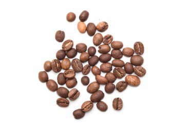 Siyah biber beyaz arka planda izole edilmiş. Kokulu biberin üst görünümü.