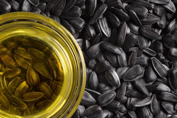 Ayçiçeği tohumlarının arka planı. Arkaplan olarak ayçiçeği tohumlarının yakın plan, üst görünüm.