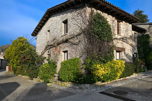 Geleneksel taş ev. Yan görünüm.