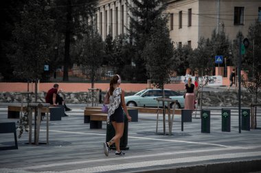 Sokakta yürüyen genç kız.