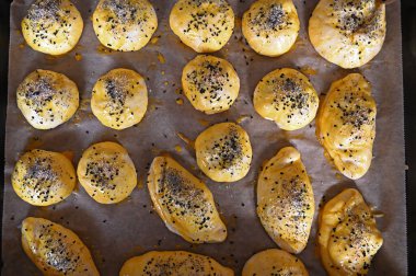 Peynirli ve siyah kimyonlu börek.