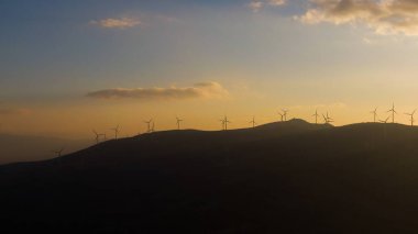 Günbatımında rüzgar türbinleri