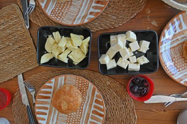 Kahvaltı için reçel, peynir ve boyoz..