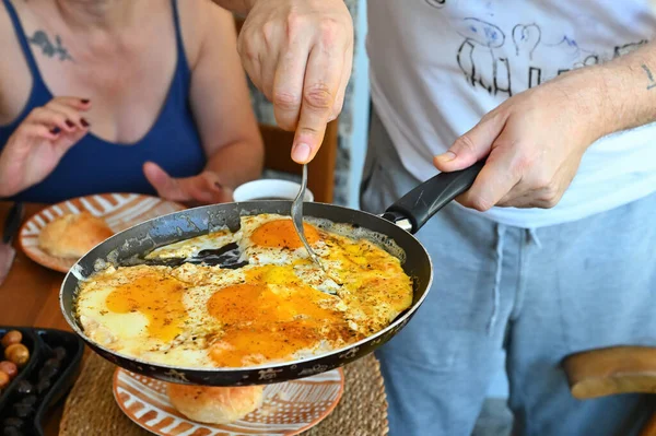 Der Typ Der Omelettes Zum Frühstück Serviert — Stockfoto
