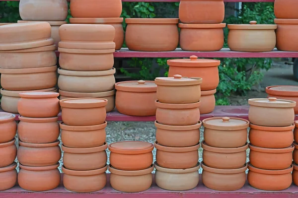 Pots Different Sizes Pottery Shop Counter Earthenware Pots — Stock Photo, Image