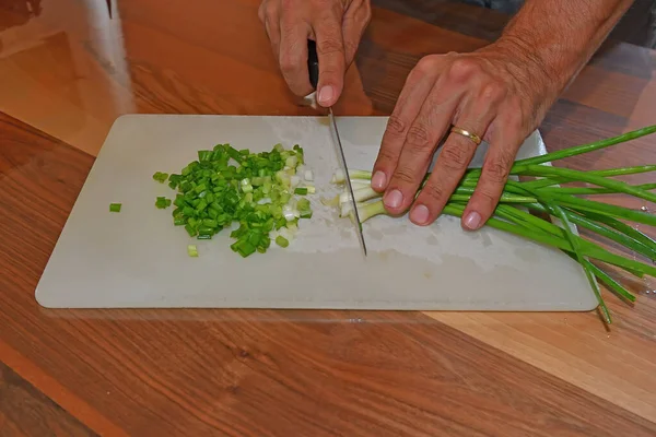 Hacher Les Oignons Verts Pour Salade — Photo