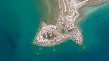 Salda Gölü 'ndeki beyaz adalar. Turkuaz renkli Salda Gölü.