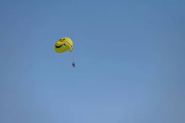 Twee Mensen Vliegen Met Een Parachute Zee — Stockfoto