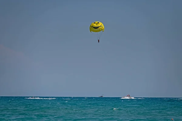 Dva Lidé Létají Padákem Nad Mořem — Stock fotografie
