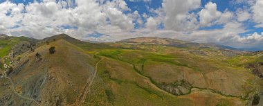 İlkbaharda dağlık arazi ve bulutlar.