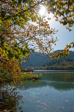 Kovada Gölü Ulusal Parkı 'nda sonbahar.