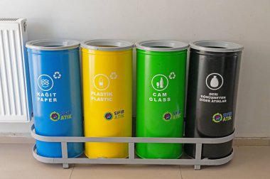 Kağıt, plastik ve cam geri dönüşüm kutuları