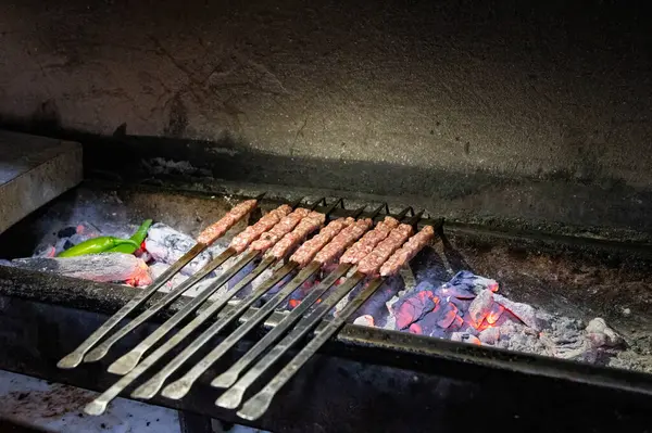把肉丸子放在炭火上烤 Burdur把肉丸子倒入火中 — 图库照片