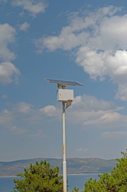 Parktaki güneş ışığı paneli. Salda Gölü