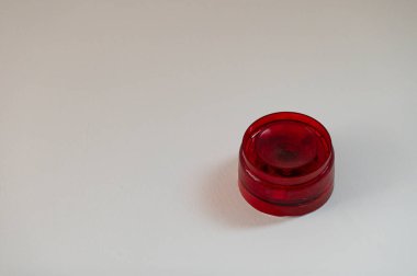 Duvarda yangın alarmı var..