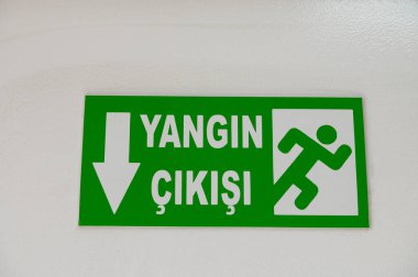 Yangın çıkış işareti duvardaki.