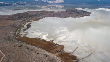 Dağlar mermer ocakları tarafından yok edildi. Türkiye 'de Burdur Yarsl Gölü.