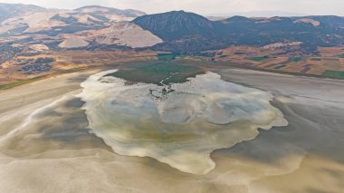 Dağlar mermer ocakları tarafından yok edildi. Türkiye 'de Burdur Yarsl Gölü.