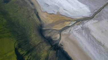 Dağlar mermer ocakları tarafından yok edildi. Türkiye 'de Burdur Yarsl Gölü.