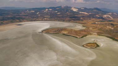 Dağlar mermer ocakları tarafından yok edildi. Türkiye 'de Burdur Yarsl Gölü.