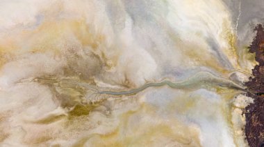 Şiddetli hava ve ısınma dalgalarının, iklim değişikliğinin ve kuraklık etkisinin olduğu yaz mevsiminde gölün kuruması.