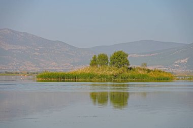 Baraj gölündeki balık kafeslerinin havadan görünüşü. Golhisar, Burdur, Türkiye.