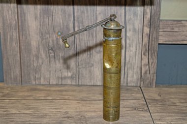 Klasik el yapımı metal kahve öğütücüsü..