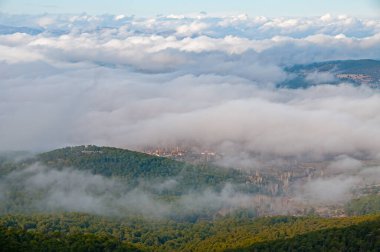 Köyler ve ormanlar sisli bulutlarda.