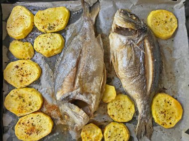 Fırında balık ve patates dilimleri. Çipura..
