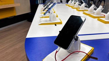 Cep telefonları bir telefon dükkanında sergileniyor.