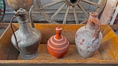 Antikacıdaki çeşitli su kapları..