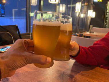 Barda bira içen iki kişi..