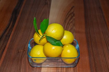 Cam kasede sarı limonlar.