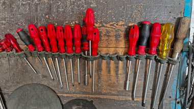 Garajda çeşitli tornavidalar var..