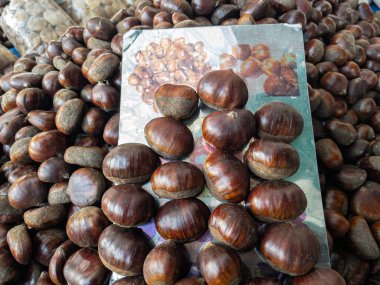 Kestaneler yerel pazarda satılıyor..