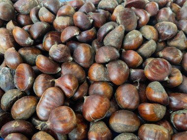 Kestaneler yerel pazarda satılıyor..