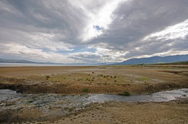 Bulutlu bir kış gününde Burdur Gölü 'nün tatlı su kaynağından görüntü. Burdur, Türkiye 'de.