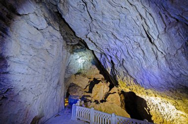 Burdur, Türkiye 'deki Insuyu mağarasında aydınlık yürüyüş güzergahı.