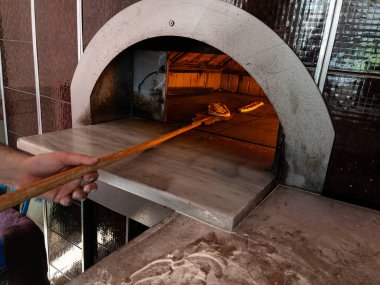 Fırında pide pişiren adam..