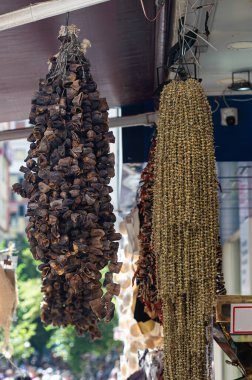 Çiftçi pazarında kurutulmuş bamya ve patates..