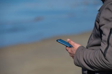 Cep telefonu olan adam..