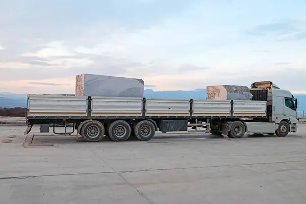 Ciężarówka Przewożąca Marmurowe Bloki Portu Obrazy Stockowe bez tantiem