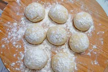 Tahtadaki küçük yuvarlak hamurlar.